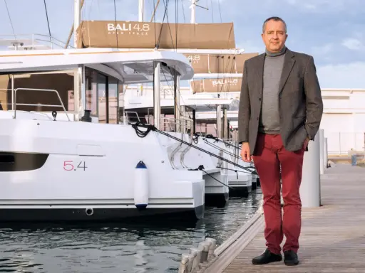 Olivier Poncin, PDG de Catana Group, pose devant des catamarans Bali 4.8.