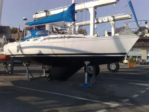Voilier blanc sur bers, prêt pour la saison. Les premiers 345 avis sont positifs pour ce bateau.