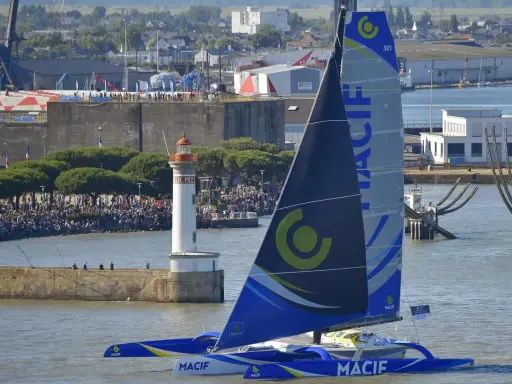 Le trimaran MACIF, prêt pour la transat, quitte le port sous les acclamations. Un grand voile Gabart s'apprête à affronter l'océan.