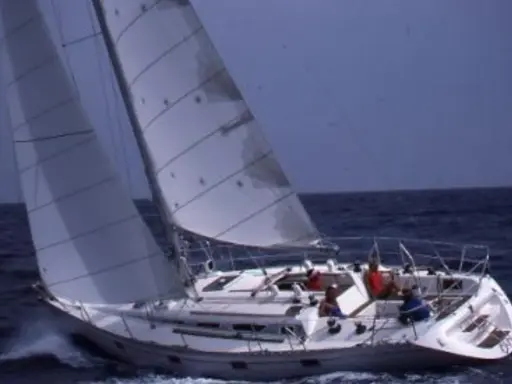 Un voilier navigue sur une mer agitée, ses voiles gonflées par le vent. Un rêve au soleil, 28 avis sur cette belle journée.