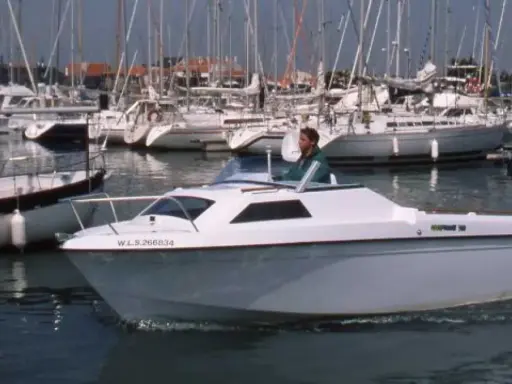 Bateau Beneteau California 520 en navigation. Fiche technique à découvrir pour ce modèle de plaisance.