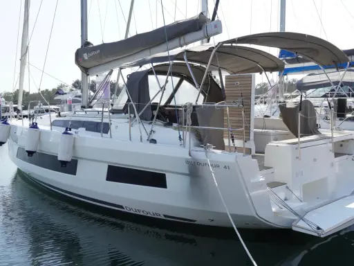 Un voilier Dufour 41 amarré, prêt pour l'aventure. Les avis sur ce modèle Dufour 36 classic sont élogieux.