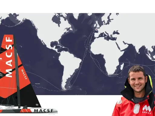 Guirec Soudée et sa cartographie de ses voyages autour du monde, avec son bateau MACSF et une carte du monde.