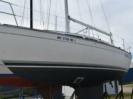Voilier blanc MC 3725 NE, prêt pour l'aventure sur l'eau.