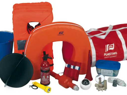 Équipement obligatoire bateau fluvial : gilet de sauvetage, bouée, extincteur, lampe, seau, corne de brume, trousse de secours, compas.