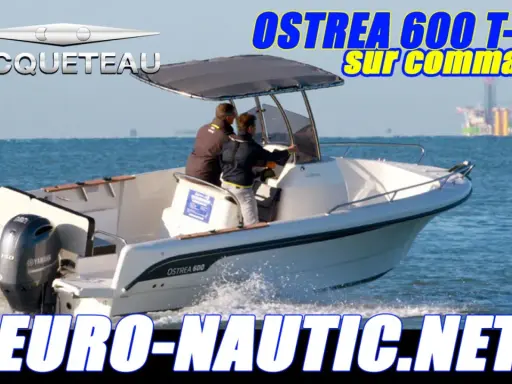 Bateau Ostrea 600 T-Top en mer, avec deux personnes à bord. Avis positifs sur ce modèle.