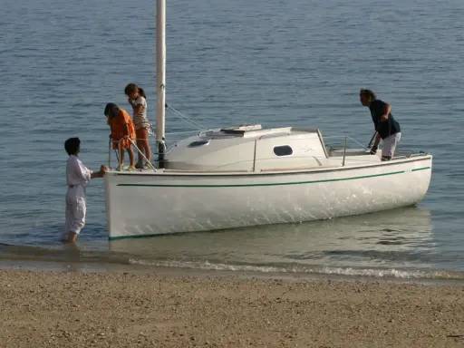 Une famille prépare son voilier, icône 6, pour une sortie en mer. Les enfants montent à bord, impatients de naviguer.