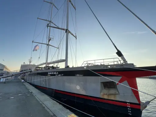 Le voilier "Grain de Sail II" est amarré au quai, prêt pour sa prochaine aventure.