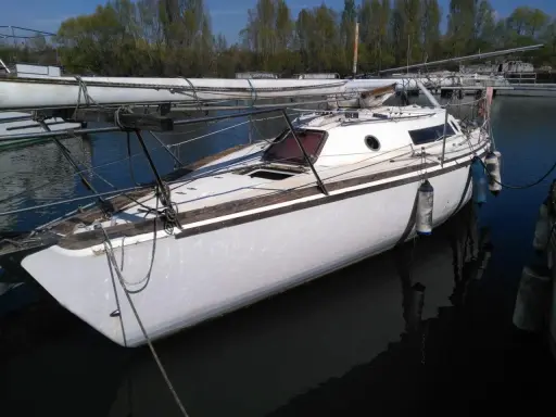 Voilier blanc, prêt pour de nouvelles aventures. Un super challenger attendant son équipage pour naviguer.