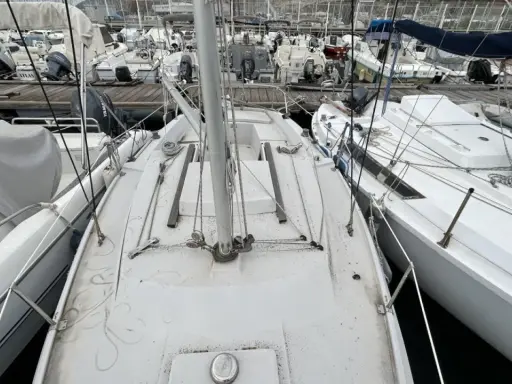 Vue du pont d'un voilier Jeanneau Flirt, prêt pour l'aventure. La fiche technique de ce bateau promet de belles navigations.