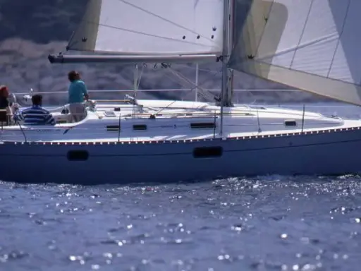 Voilier Oceanis 351 en navigation. La fiche technique de ce bateau est impressionnante.
