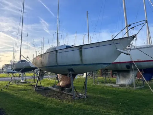 Voiliers sur cale, prêts pour le départ. Le **mallard start 7** est prêt à prendre la mer.