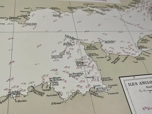 Carte des courants marins de Bretagne et des îles Anglo-Normandes, indiquant les heures et les vitesses des marées.