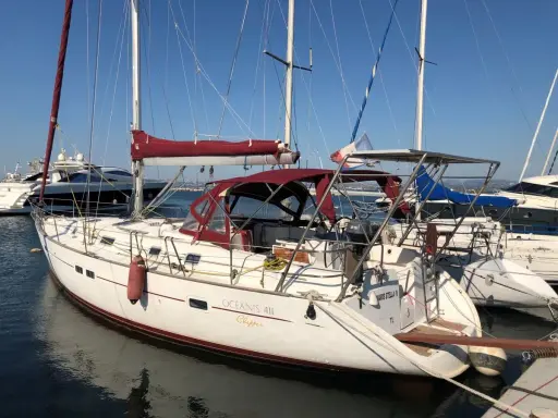 Voilier Océanis 411 Clipper, prêt pour l'aventure. Sa fiche technique promet de belles navigations.