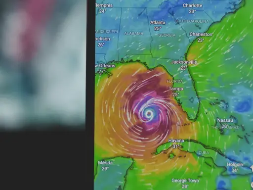 Carte météo montrant un ouragan au-dessus du golfe du Mexique. Un fichier grib gratuit pour suivre sa trajectoire.