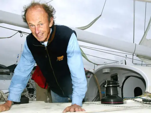 Mike Birch, le navigateur, sur le pont d'un voilier, prêt pour l'aventure.