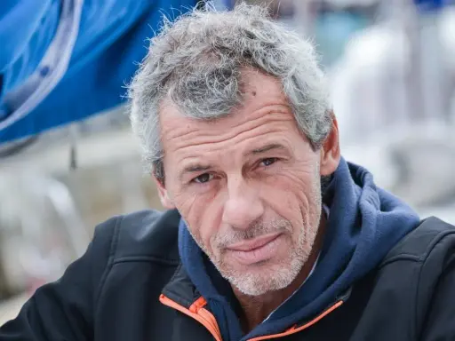 Portrait de Sébastien Destremau, skipper au regard déterminé, prêt pour une nouvelle aventure en mer.