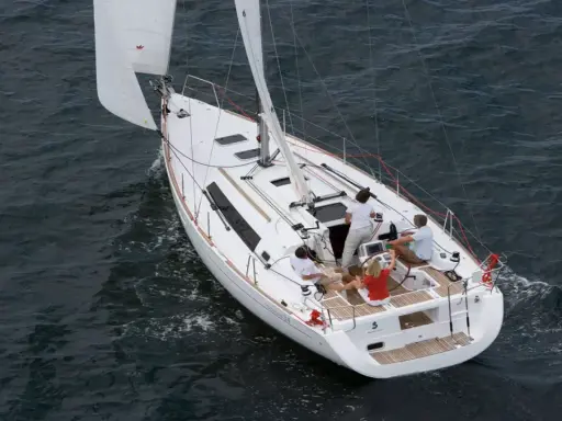Un voilier Oceanis 34 navigue sur une mer agitée. Les avis sur ce bateau sont positifs, il offre une belle expérience de navigation.