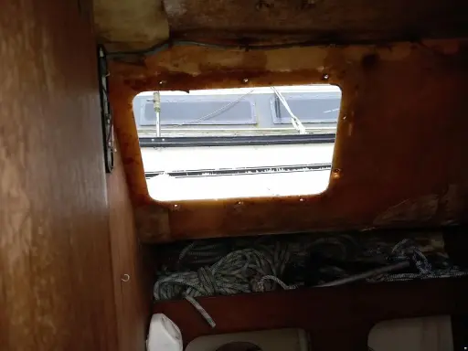 Intérieur d'un Kelt 760, vue par l'ouverture, avec des cordages rangés.