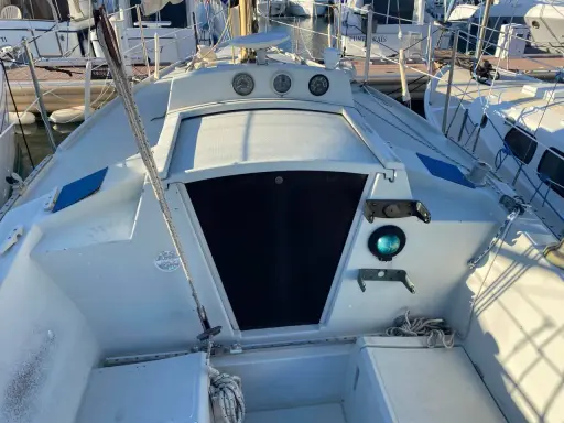 Vue du pont d'un voilier Dufour 27, avec instruments de navigation et cordages. Les avis sur ce modèle sont généralement positifs.