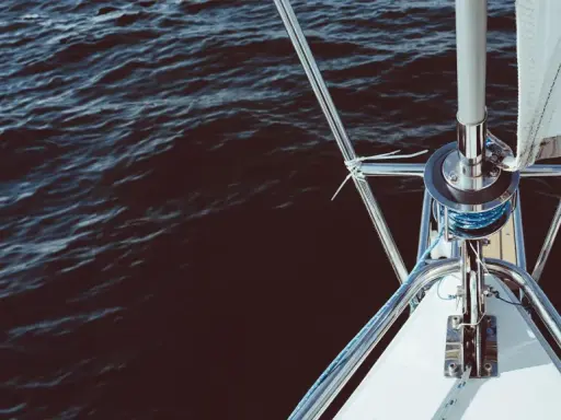 Le voile avant du bateau est prêt à être déployé sur l'eau sombre.