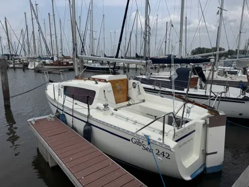 Le voilier Gib'Sea 242, prêt pour l'aventure. Fiche technique disponible pour ce modèle.