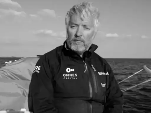 Le navigateur Yvan Bourgnon, le regard déterminé, sur son bateau en pleine mer.