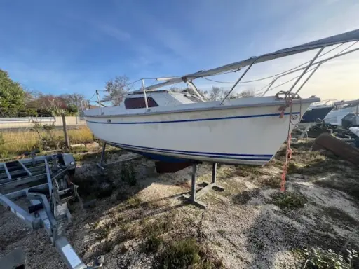 Voilier blanc "Serenita 55" sur remorque, prêt pour de nouvelles aventures sur l'eau.