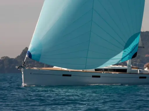 Voilier Oceanis 45 en pleine navigation, voile bleue gonflée par le vent. Idéal pour découvrir les caractéristiques de ce modèle.
