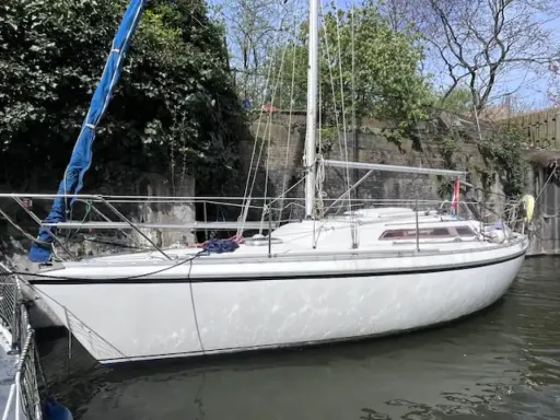 Voilier blanc amarré, prêt pour l'aventure. Fiche technique Jeanneau Aquila à découvrir.