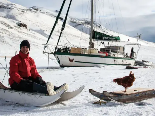 Guirec Soudée et sa poule, sur la banquise, à côté de son voilier.