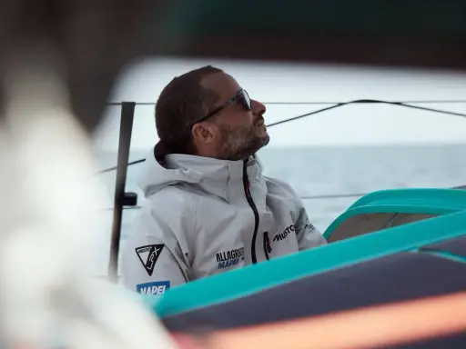 Ambrogio Beccaria, le regard tourné vers l'horizon, porte une veste de voile Musto.