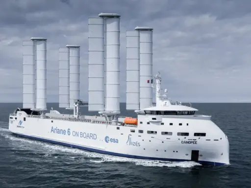 Le navire Canopée, avec ses voiles futuristes, illustre le transport à la voile moderne pour l'acheminement de pièces de fusée Ariane 6.