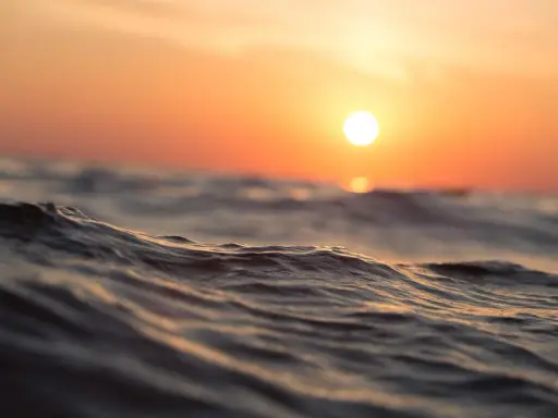 Vague vague, le soleil se couche sur l'océan. Un moment parfait pour apprendre du vocabulaire maritime anglais.