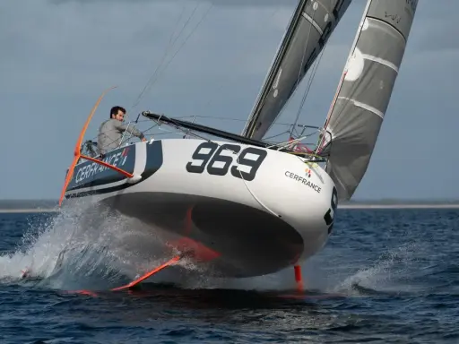 Voilier Pogo 6.50 "Cerfrance" #969 fend les vagues, le skipper concentré.
