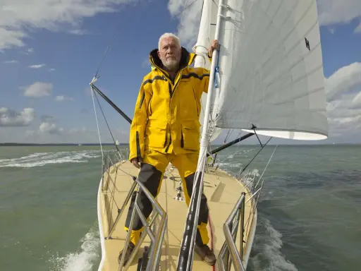 Robin Knox-Johnston, le légendaire navigateur, sur son voilier, prêt pour une nouvelle aventure en mer.