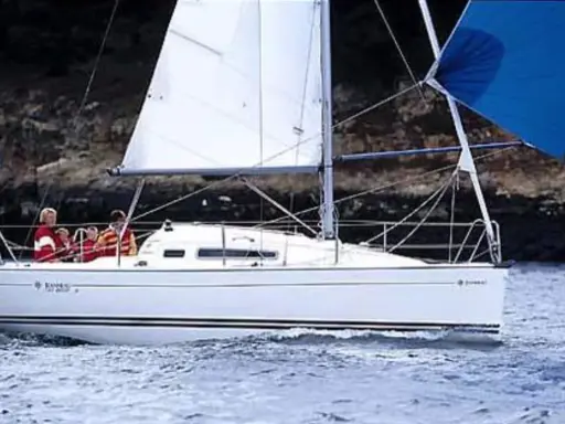 Un voilier Sun Odyssey 26 navigue sur une mer calme, avec des personnes à bord. Les avis sur ce bateau sont généralement positifs.