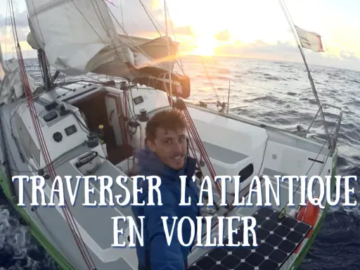 Un homme souriant sur un voilier en pleine traversée de l'Atlantique. Le soleil se lève, illuminant les voiles. Quel voilier pour traverser l'Atlantique ? Celui-ci semble parfait.