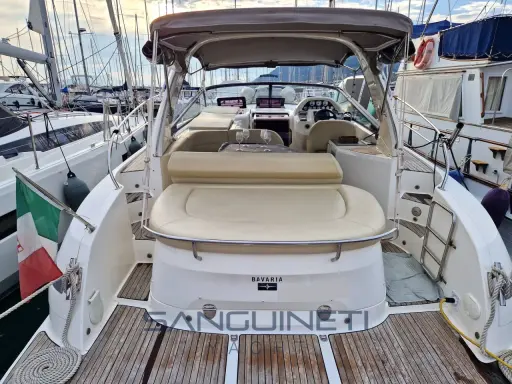Vue arrière d'un bateau Bavaria 34, prêt pour une sortie en mer. Les avis sur ce modèle sont excellents.
