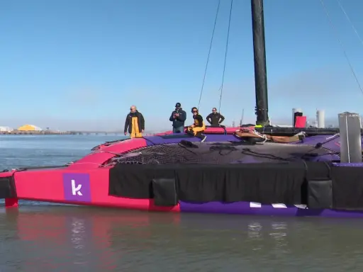 Le catamaran rose et violet, prêt pour la course, avec Audrey Ogereau et son équipe à bord.
