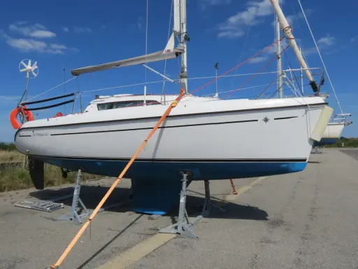 Voilier Sun Odyssey 24.1 blanc sur bers, prêt pour l'aventure.