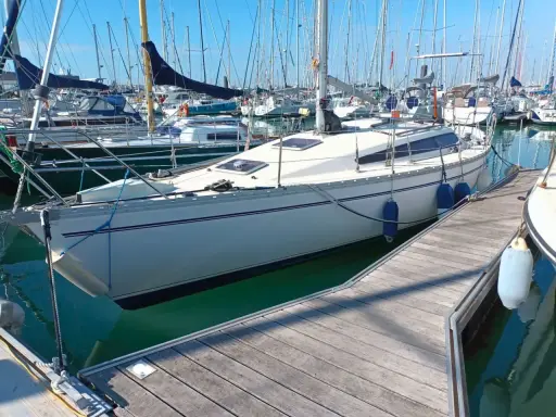 Voiliers blancs amarrés dans un port, prêts pour le départ au lever du soleil. 34 avis.
