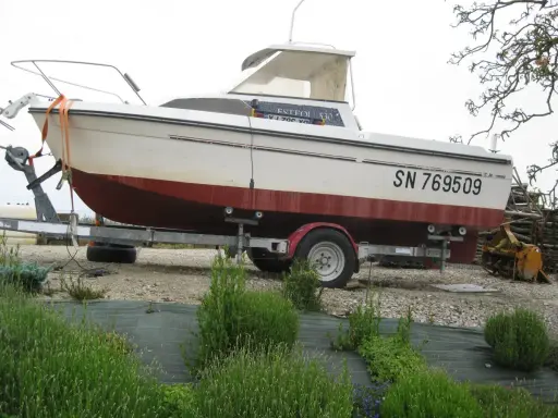 Bateau Esteou 530 sur remorque, prêt pour l'aventure. La fiche technique de ce modèle est souvent recherchée par les passionnés.