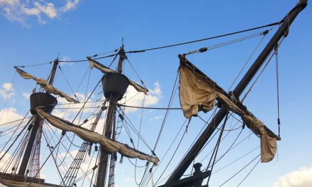 Mâts, cordages et voiles d'un vieux bateau, un aperçu du vocabulaire marin.