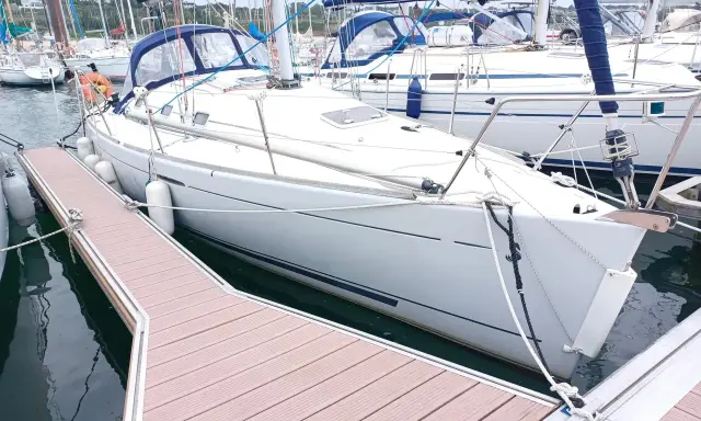 Voilier blanc amarré, prêt pour l'aventure. La première 31.7 fiche technique promet de belles navigations.