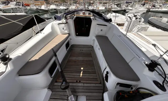 Cockpit d'un Sun Odyssey 32i, prêt pour l'aventure. Avis positifs sur ce voilier confortable et bien équipé.
