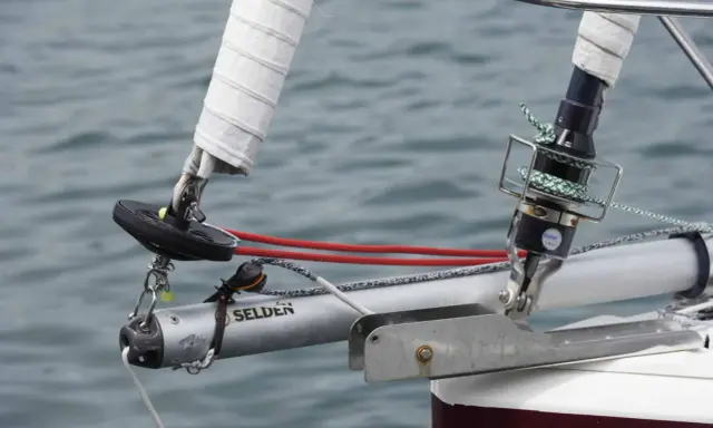 Spi asymétrique sur emmagasineur Selden. Le spi est enroulé sur le tambour, prêt à être déployé.