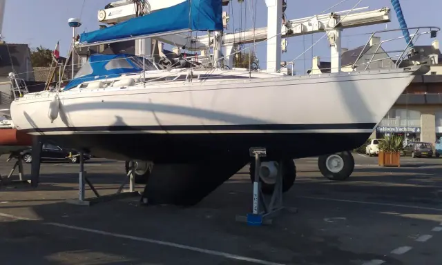 Voilier blanc sur bers, prêt pour la saison. Les premiers 345 avis sont positifs pour ce bateau.