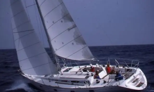 Un voilier navigue sur une mer agitée, ses voiles gonflées par le vent. Un rêve au soleil, 28 avis sur cette belle journée.