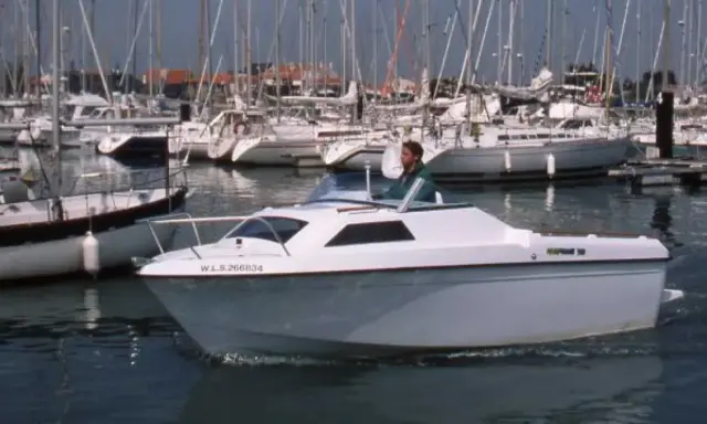 Bateau Beneteau California 520 en navigation. Fiche technique à découvrir pour ce modèle de plaisance.